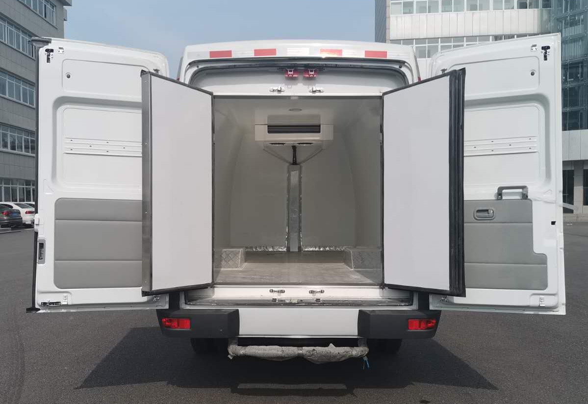 国六依维柯面包式冷藏车 5.5方冷藏保温车 CLW5040XLCNJ6型冷藏车